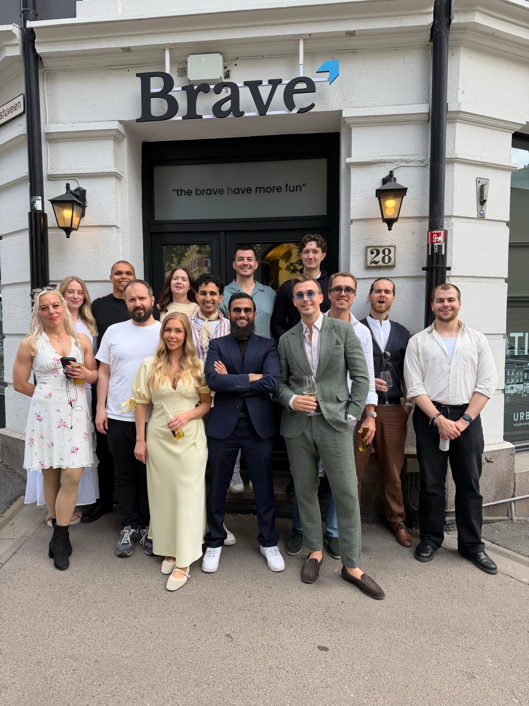 Brave-teamet samlet utenfor kontoret i Majorstuveien