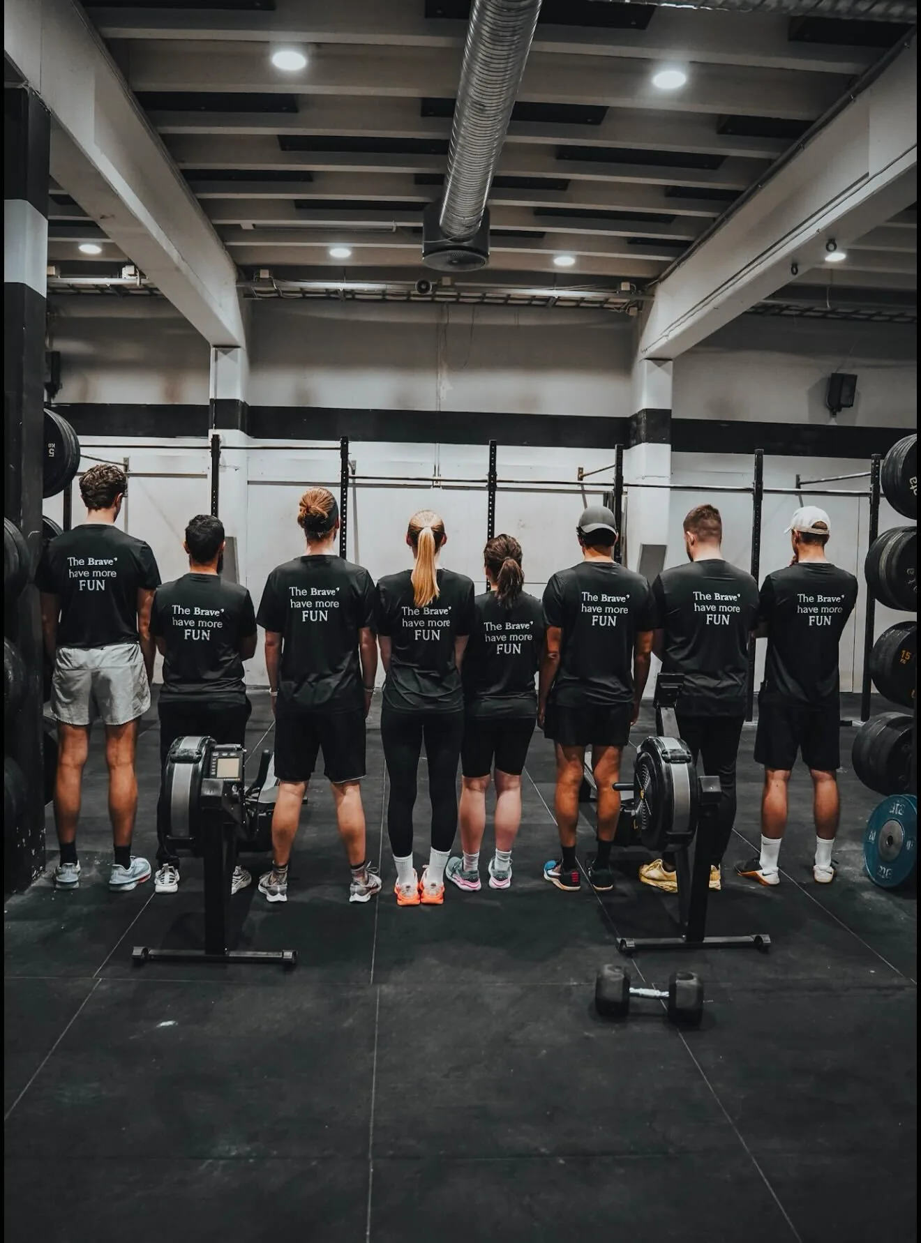 Brave-teamet samlet i et CrossFit-lokale med t-skjorter der det står The Brave have more fun